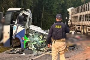 Um acidente entre um micro-&ocirc;nibus e uma carreta deixou ao menos 23 mortos e cinco feridos. 