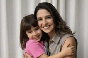 Ana Carolina Oliveira homenageia filha.