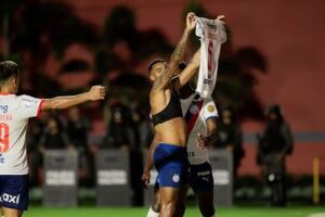 Confus&atilde;o come&ccedil;ou com comemora&ccedil;&atilde;o de Jean Lucas ap&oacute;s segundo gol do Bahia.