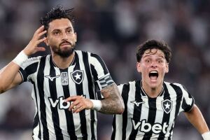 Alex Telles comemorando gol de falta contra o Fluminense.