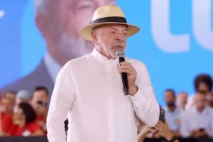 Lula pede votos para aliados e pr&oacute;pria candidatura em conven&ccedil;&atilde;o do PT na Bahia; lei eleitoral pro&iacute;be