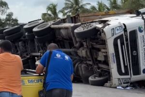 Carreta tomba no Viaduto Capit&atilde;o Temudo e bloqueia trecho na Joana Bezerra na manh&atilde; desta quarta (5)