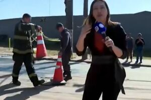 Jornalista da Record cai em bueiro aberto durante transmiss&atilde;o: "isso &eacute; o rep&oacute;rter ao vivo"
