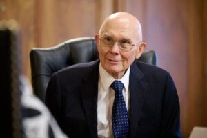 L&iacute;der mundial da igreja m&oacute;rmon vem ao Brasil para inaugurar novo templo