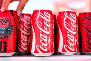 Coca-Cola pro&iacute;be frases crist&atilde;s em latas personalizadas, mas libera ofensas e "Deus est&aacute; morto"