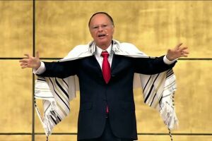 Ex-pastor diz que Igreja Universal faz campanha religiosa para mobilizar fi&eacute;is e eleger bispos e pastores