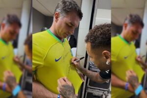 Neymar encontra Fl&aacute;vio Bolsonaro em S&atilde;o Janu&aacute;rio e autografa camisa da Sele&ccedil;&atilde;o