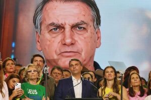Fl&aacute;vio Bolsonaro diz que vai continuar usando imagem do pai na campanha eleitoral dentro dos limites da lei