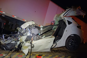 Colis&atilde;o entre carreta e carro. 