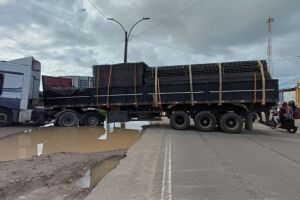 Uma carreta ficou atravessada na BR-101, na altura do quil&ocirc;metro 70. 