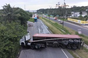 Carreta tombada na BR 101.
