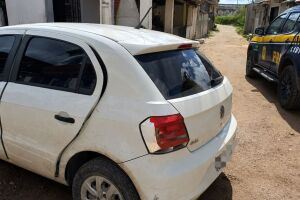 Condutor foi preso ap&oacute;s tentar escapar de uma blitz na BR-232. O ve&iacute;culo era suspeito de envolvimento em assaltos e tinha placas originais escondidas no porta-malas.