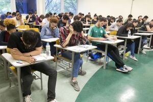 Estudantes fazendo prova. 