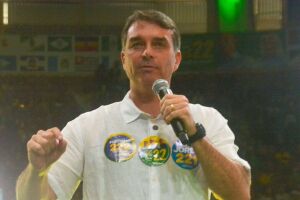 Fl&aacute;vio Bolsonaro em ato de campanha.