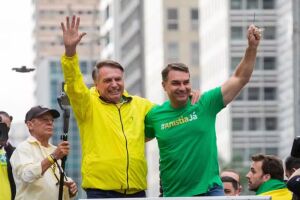 O candidato do PL &agrave; Presid&ecirc;ncia da Rep&uacute;blica, Fl&aacute;vio&nbsp;Bolsonaro e o ex-presidente Jair&nbsp;Bolsonaro&nbsp;(PL). 