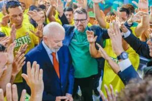 Lula sendo aben&ccedil;oado durante evento religioso