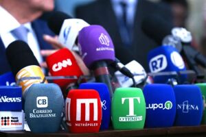 Microfones de v&aacute;rios ve&iacute;culos de imprensa