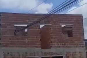 Casa em constru&ccedil;&atilde;o tem fia&ccedil;&atilde;o el&eacute;trica passando pelo im&oacute;vel