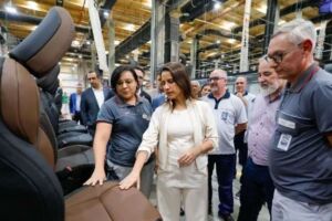 Governadora Raquel Lyra na f&aacute;brica da Jeep em Goiana.
