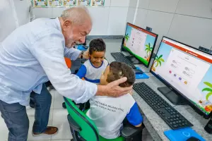 Lula em visita a escola 