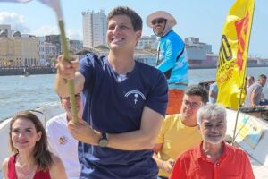 O v&iacute;deo mostra o candidato ao Governo de Pernambuco durante uma barqueata no Rio Capibaribe. 