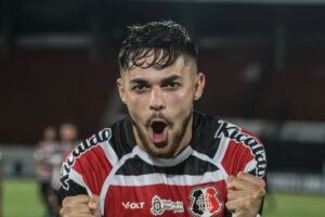 Jo&atilde;o Pedro est&aacute; de volta ao Santa Cruz e deve jogar contra An&aacute;polis.