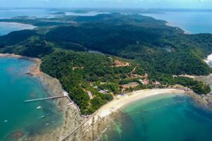 Para&iacute;so em ilha do Nordeste tem a melhor praia de enclave do mundo; conhe&ccedil;a