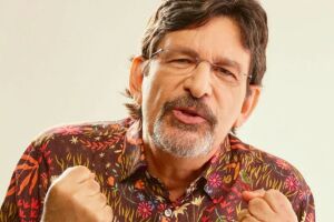 O paraibano &eacute; arquiteto, poeta, compositor, int&eacute;rprete e colunista de r&aacute;dio.