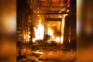 Inc&ecirc;ndio destr&oacute;i quatro lojas e fecha centro comercial em Jo&atilde;o Pessoa.