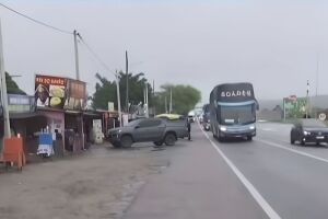 Barracas irregulares na BR-232 em Bezerros.