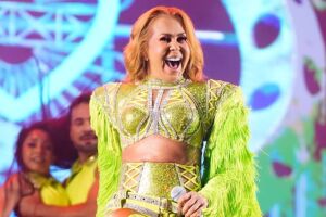 Joelma leva p&uacute;blico &agrave; loucura na primeira noite da Festa de Agosto.