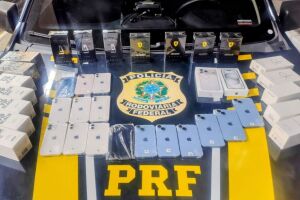 PRF apreende iPhones e perfumes sem nota fiscal avaliados em R$ 53 mil em Garanhuns