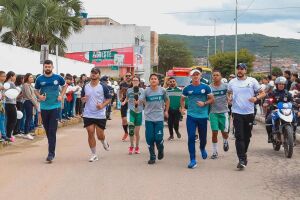 Bezerros (PE) d&aacute; largada aos Jogos Escolares com 5&ordf; Corrida da Tocha
