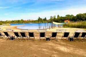 Heidebad &eacute; o espa&ccedil;o administrado de forma privada &agrave;s margens do lago Heidesee, na cidade de Halle.