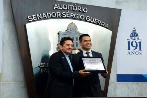 Arcebispo de Olinda e Recife, dom Paulo Jackson, ao lado do proponente da homenagem.
