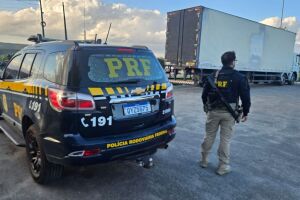 Caixas com aproximadamente 250 mil ma&ccedil;os de cigarros paraguaios foram encontradas no compartimento de um caminh&atilde;o.