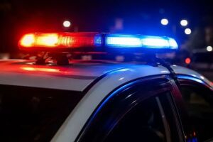 Viatura policial com sirene ligada.