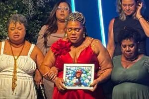 Mirtes Renata, m&atilde;e de Miguel Ot&aacute;vio, em formatura de gradua&ccedil;&atilde;o no Recife.