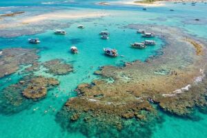A praia &eacute; cercada de recifes gigantes em alto-mar.