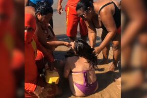 V&iacute;tima foi amparada por populares e bombeiros.