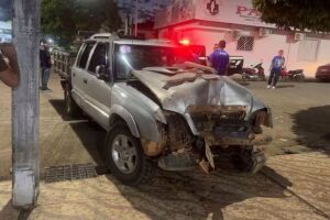 Ve&iacute;culo avan&ccedil;ou em alta velocidade contra multid&atilde;o; dianteira ficou destru&iacute;da.