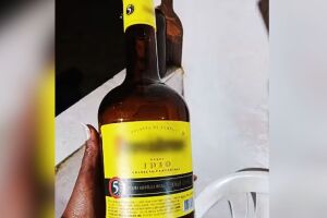 Aproximadamente 40 minutos depois de ingerirem algumas doses, os dois come&ccedil;aram a passar mal.