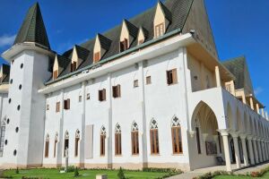 J&aacute; viu esse "castelo" na BR-232? Conhe&ccedil;a o mosteiro que une f&eacute; e beleza no Grande Recife