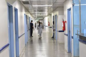 Corredor de hospital.