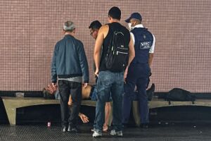 Funcion&aacute;rio da CBTU e outros passageiros tentaram reanimar o homem.