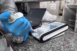 LACEN-PE utiliza novo sistema port&aacute;til para an&aacute;lise da &aacute;gua usada em hemodi&aacute;lise