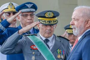 Lula ao lado dos comandantes das For&ccedil;as Armadas.