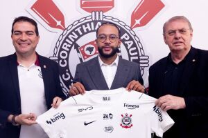 Memphis Depay fica no Corinthians at&eacute; 2028.