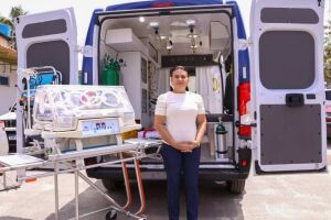 Prefeita Elcione entrega ambul&acirc;ncia.