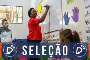 Professora ensinando alunos. 